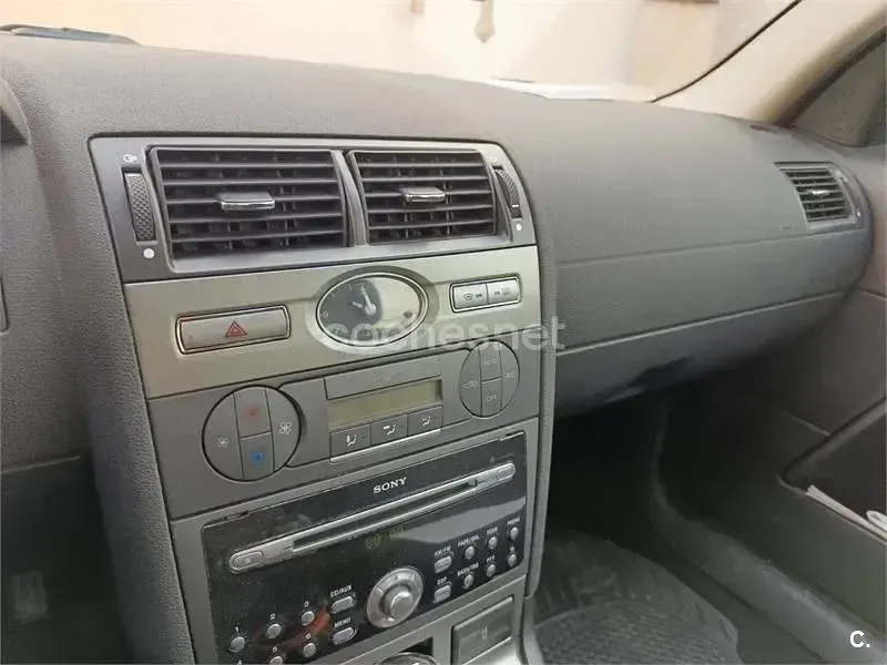 Usado Ford Mondeo Trend 115 CV (84 kW) 2004 Gris / plata Familiar