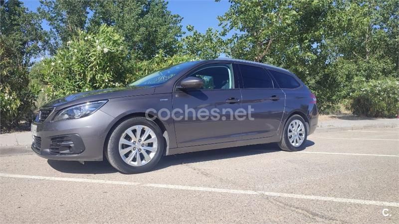 Usado Peugeot 308 Style 100 CV (73 kW) 2020 Gris / plata Familiar