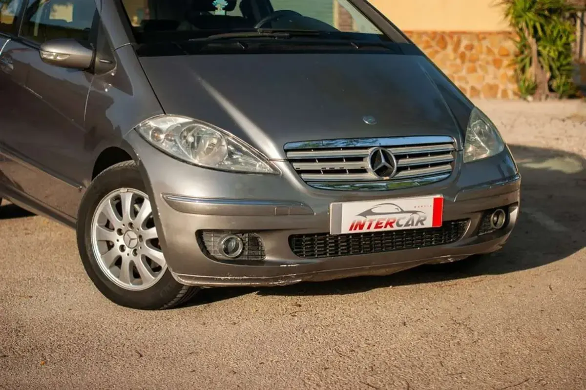 Usado Mercedes A160 Elegance 82 CV (60 kW) 2005 Gris Utilitario