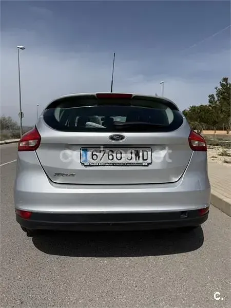 Usado Ford Focus Trend 125 CV (91 kW) 2017 Gris / plata Berlina