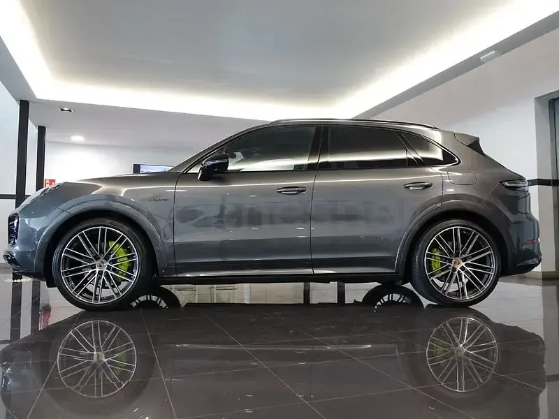 Usado Porsche Cayenne 462 CV (339 kW) 2019 Gris / plata SUV