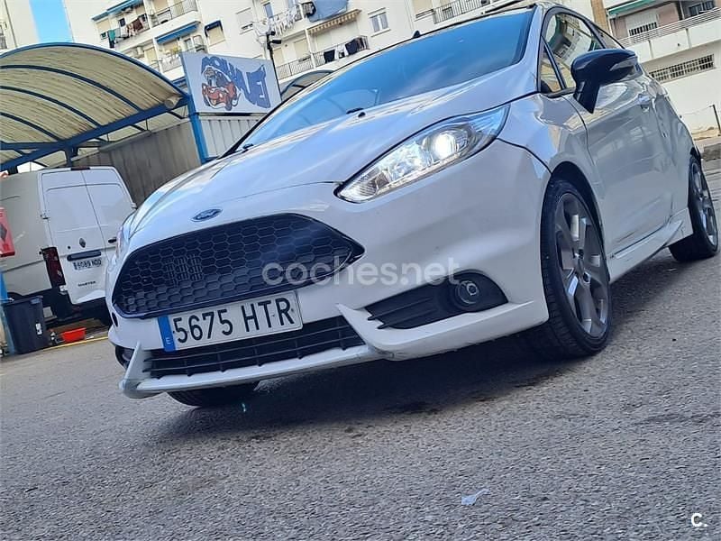 Usado Ford Fiesta Trend 95 CV (69 kW) 2013 Blanco Utilitario