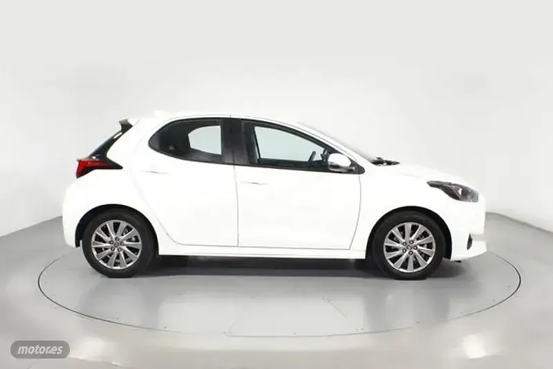Usado Toyota Yaris Hybrid Active 116 CV (85 kW) 2022 Blanco Berlina
