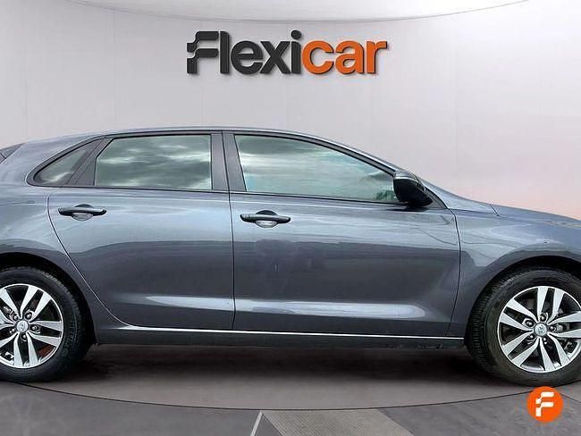 Usado Hyundai i30 120 CV (88 kW) 2019 Gris Berlina