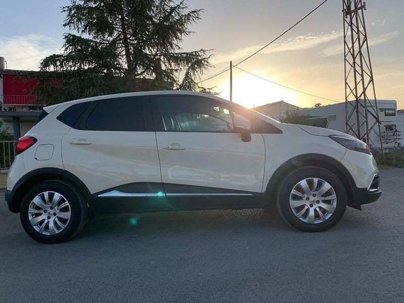 Begagnad Renault Captur Intens 90 HK (66 kW) 2015 Beige SUV