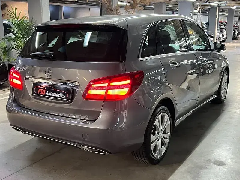 Usado Mercedes B200 136 CV (100 kW) 2016 Gris / plata Monovolumen