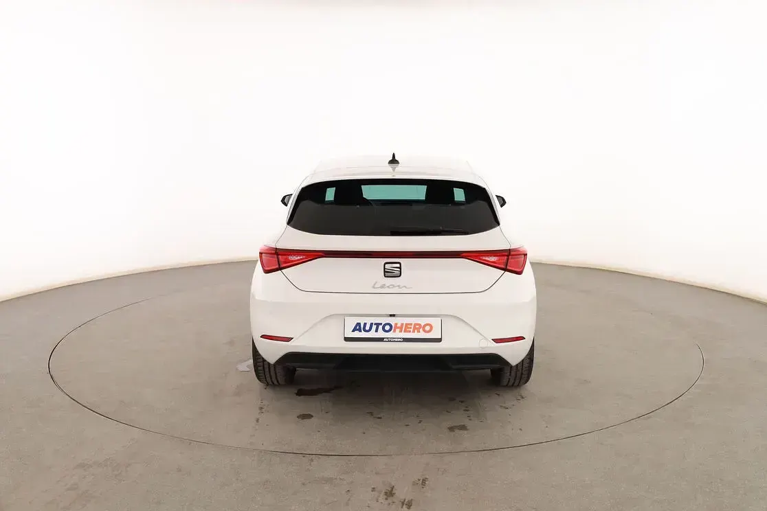 Usado Seat Leon Style 110 CV (80 kW) 2021 Blanco Berlina