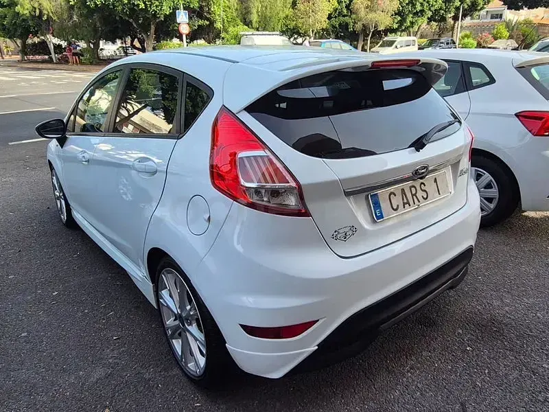 Usado Ford Fiesta ST-Line 125 CV (91 kW) 2017 Blanco Utilitario