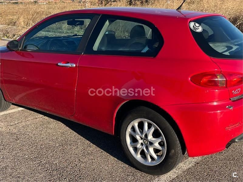 Rojo Usado 2005 Alfa Romeo 147 Distinctive Utilitario | 1700 € (Precio justo) - Imagen 1/4
