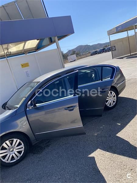 Usado VW Passat Advance 140 CV (102 kW) 2006 Gris / plata Familiar