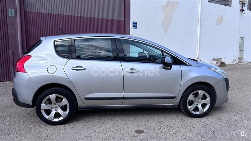 Usado Peugeot 3008 112 CV (82 kW) 2011 Gris / plata Familiar
