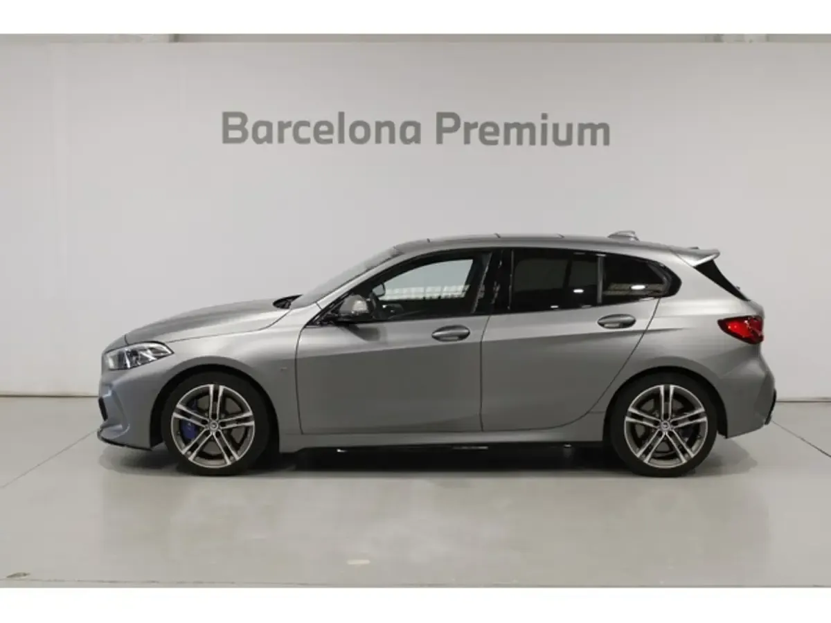 Usado BMW M135 Comfort Edition 306 CV (225 kW) 2022 Gris Utilitario