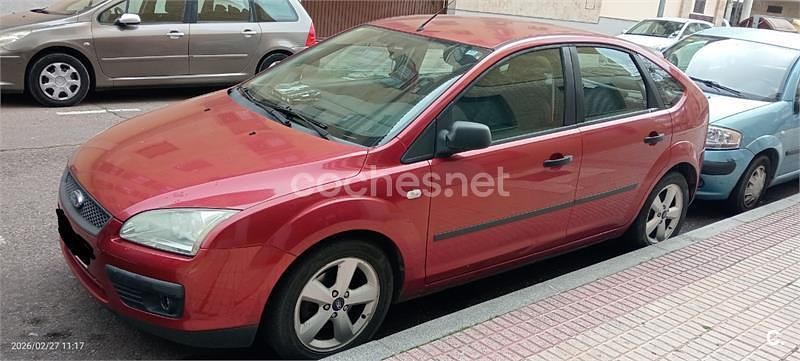 Usado Ford Focus Ghia 115 CV (84 kW) 2006 Rojo Berlina