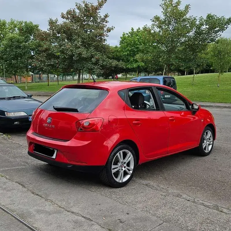 Usado Seat Ibiza Copa 105 CV (77 kW) 2011 Rojo Utilitario