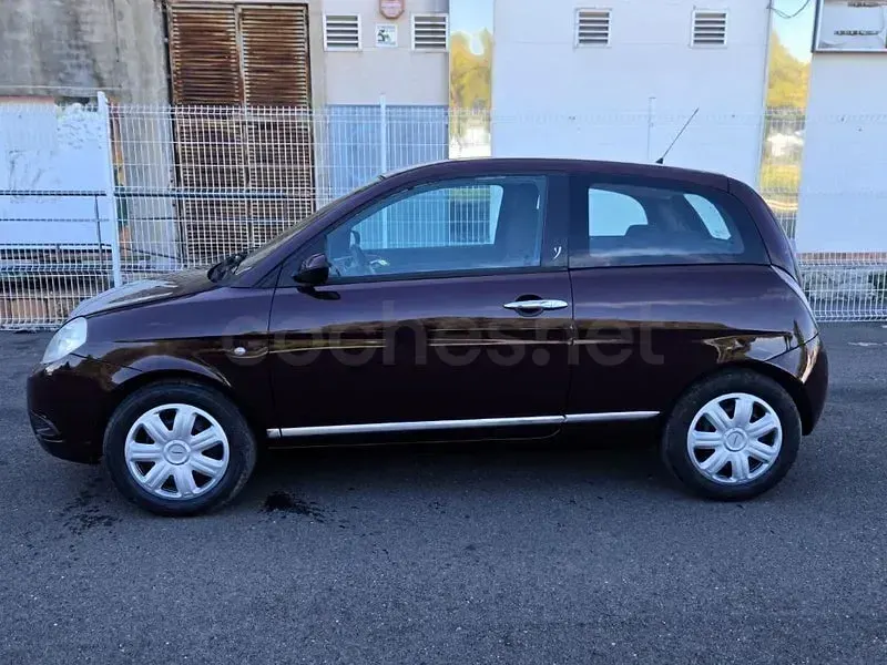 Usado Lancia Ypsilon 90 CV (66 kW) 2007 Granate Utilitario