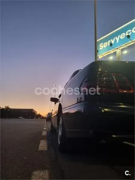 Usado Mercedes E200 Classic 136 CV (100 kW) 1997 Negro Berlina