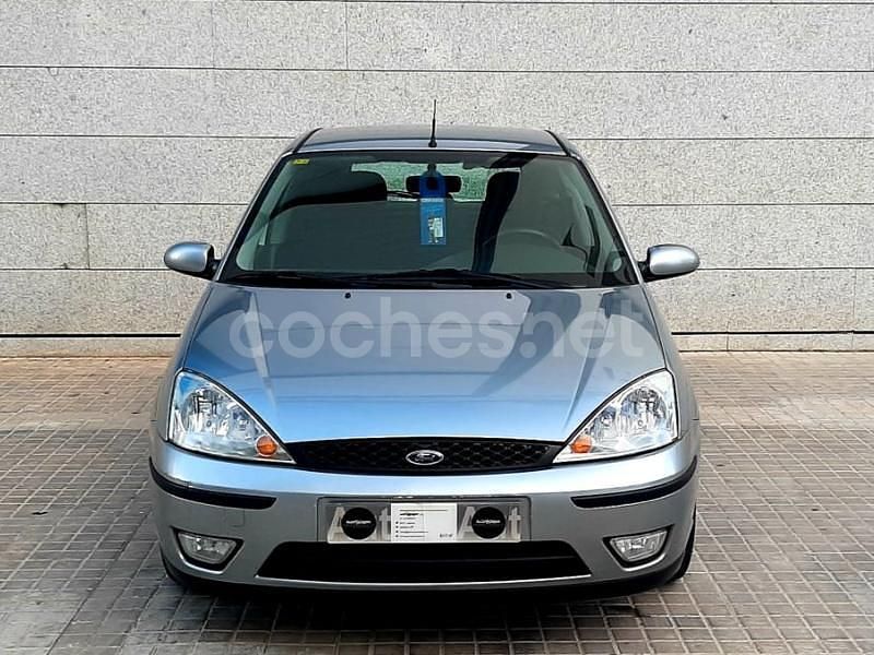 Usado Ford Focus Trend 90 CV (66 kW) 2005 Gris / plata Berlina