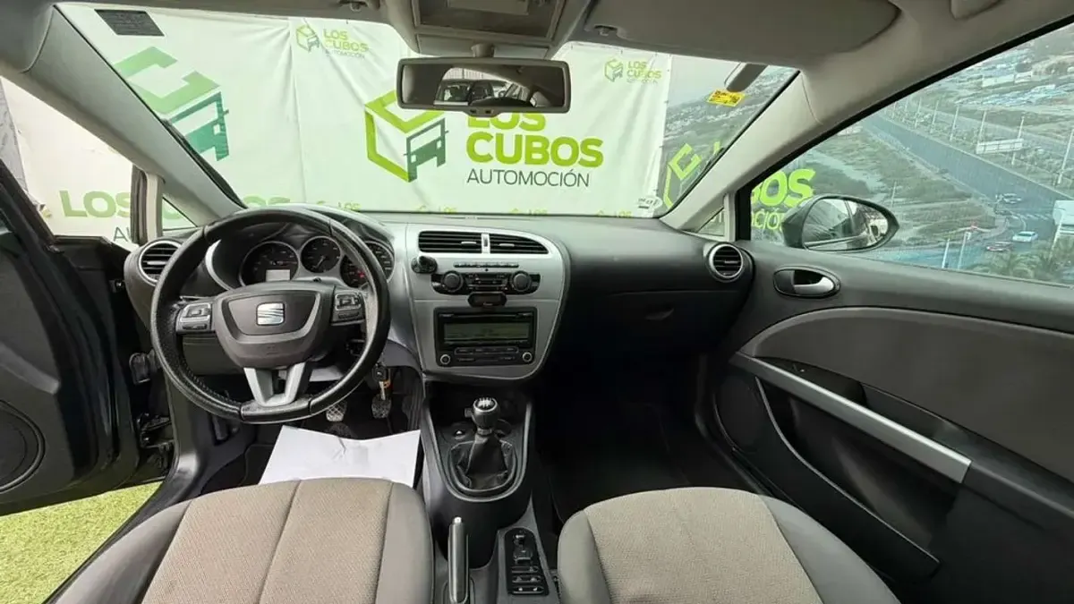 Usado Seat Leon Style 105 CV (77 kW) 2011 Amarillo Utilitario