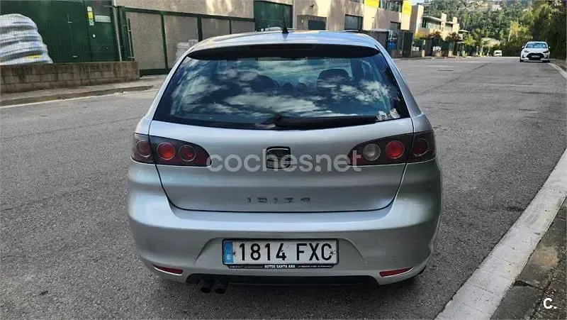 Usado Seat Ibiza 100 CV (73 kW) 2007 Gris / plata Utilitario