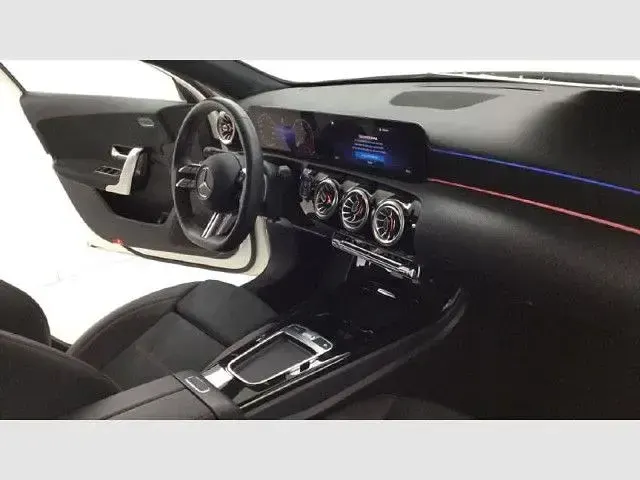 Usado Mercedes A250 218 CV (160 kW) 2025 Blanco polar