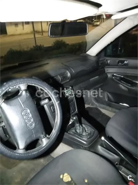 Usado Audi A4 90 CV (66 kW) 1998 Azul Berlina