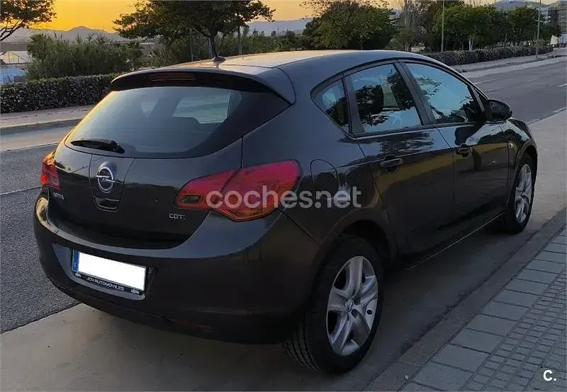 Usado Opel Astra Enjoy 110 CV (80 kW) 2012 Gris / plata Berlina