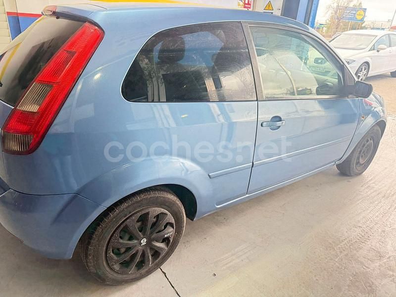 Usado Ford Fiesta 80 CV (58 kW) 2005 Azul Coupe