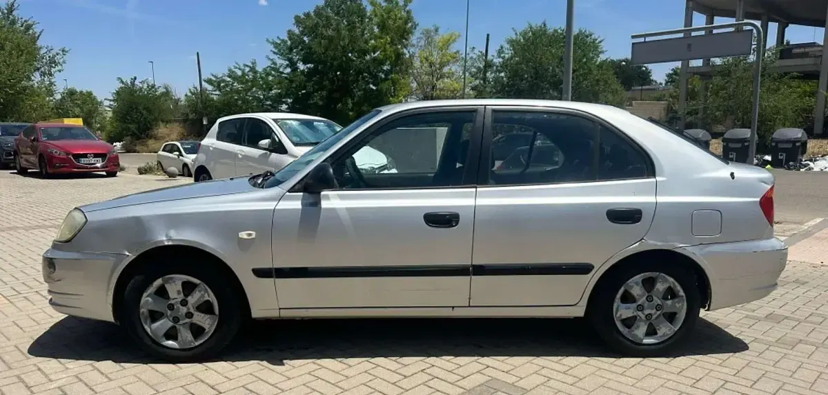 Usado Hyundai Accent GLS 84 CV (61 kW) 2004 Gris Utilitario