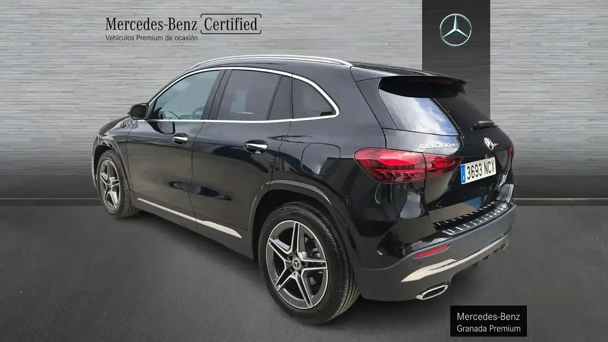 Usado Mercedes GLA200 150 CV (110 kW) 2025 Negro SUV