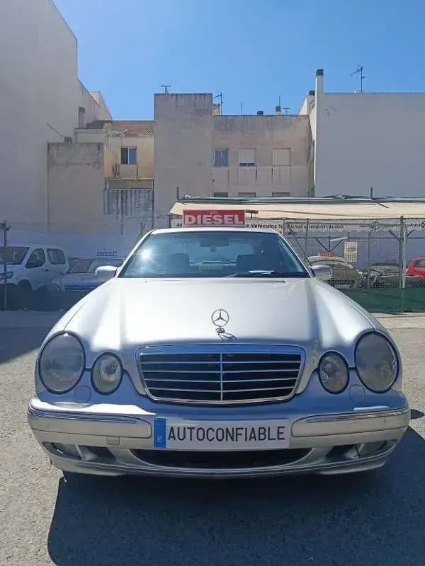 Usado Mercedes E320 204 CV (150 kW) 2004 Gris Berlina