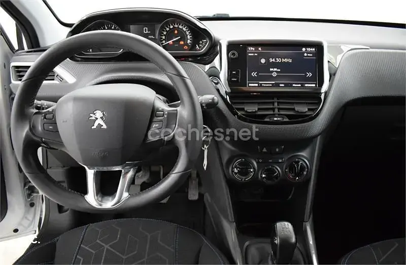 Usado Peugeot 2008 Signature Sky 82 CV (60 kW) 2018 Blanco SUV