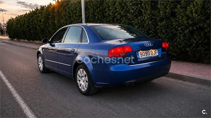 Usado Audi A4 140 CV (102 kW) 2005 Azul Berlina