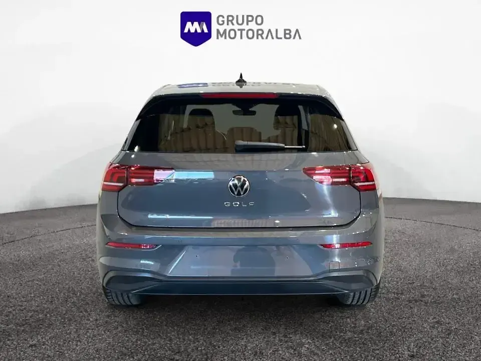 Usado VW Golf VIII 116 CV (85 kW) 2025 Gris / plata Berlina