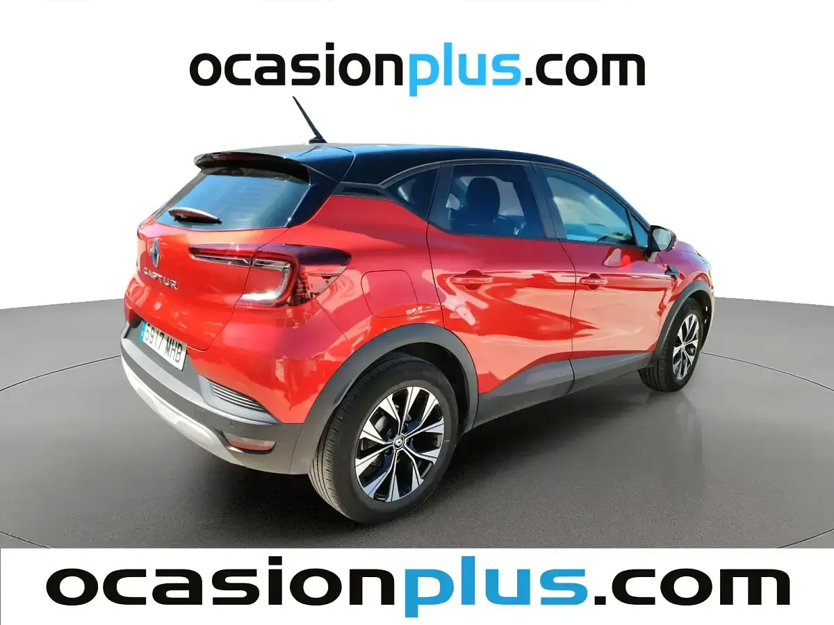 Usado Renault Captur Equilibre 100 CV (73 kW) 2023 Rojo SUV