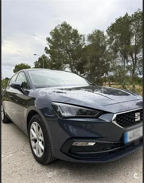 Usado Seat Leon Style 130 CV (95 kW) 2020 Gris / plata Berlina