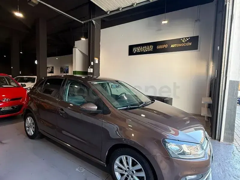 Usado VW Polo 75 CV (55 kW) 2015 Marrón Berlina
