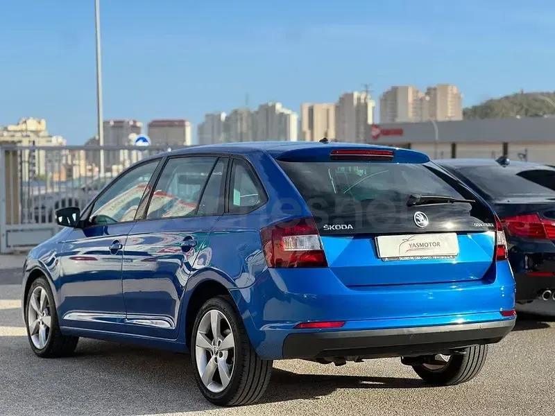 Usado Skoda Rapid Style 90 CV (66 kW) 2016 Azul Utilitario