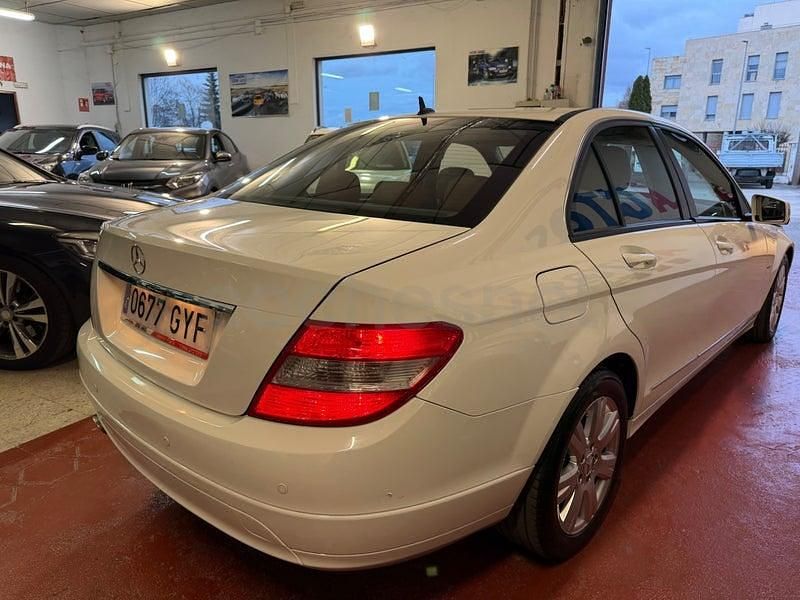 Usado Mercedes C200 Avantgarde 136 CV (100 kW) 2010 Blanco Berlina