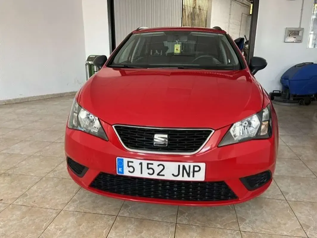 Usado Seat Ibiza ST Style 75 CV (55 kW) 2016 Rojo Familiar