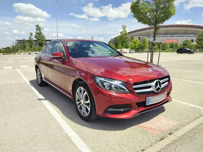 Usado Mercedes C220 Avantgarde 170 CV (125 kW) 2014 Granate Berlina