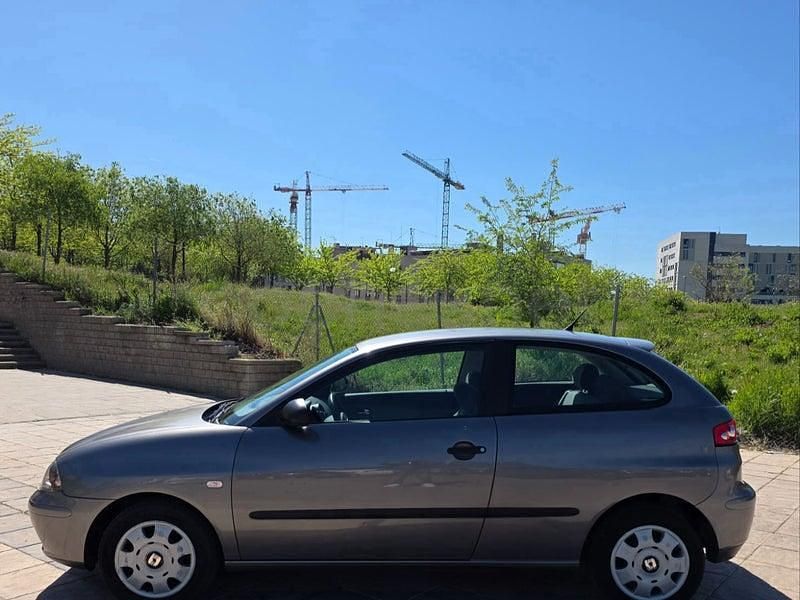 Usado Seat Ibiza Fresh 100 CV (73 kW) 2004 Gris / plata Utilitario