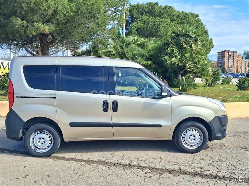 Usado Fiat Doblò Active 90 CV (66 kW) 2015 Gris / plata Monovolumen