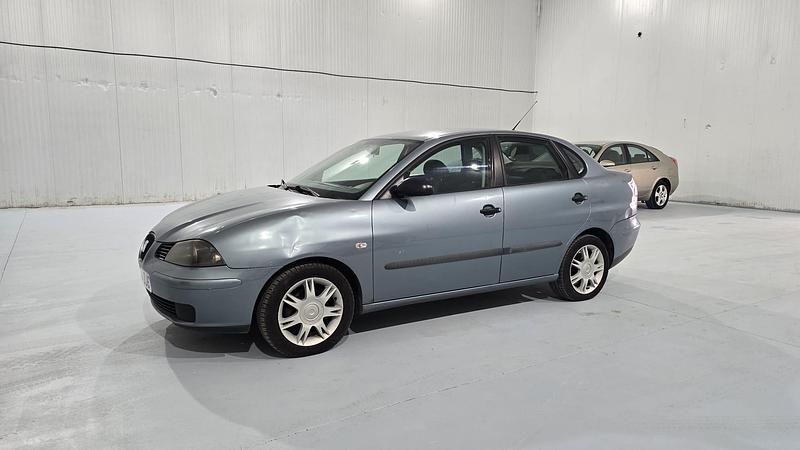 Usado Seat Cordoba Reference 100 CV (73 kW) 2005 Gris / plata Berlina