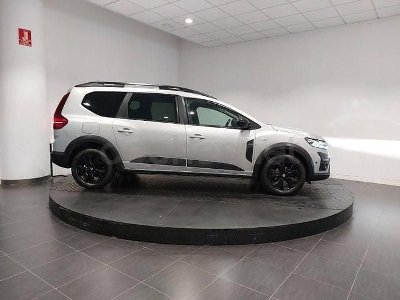 Usado Dacia Jogger Extreme 100 CV (73 kW) 2022 Gris / plata Monovolumen