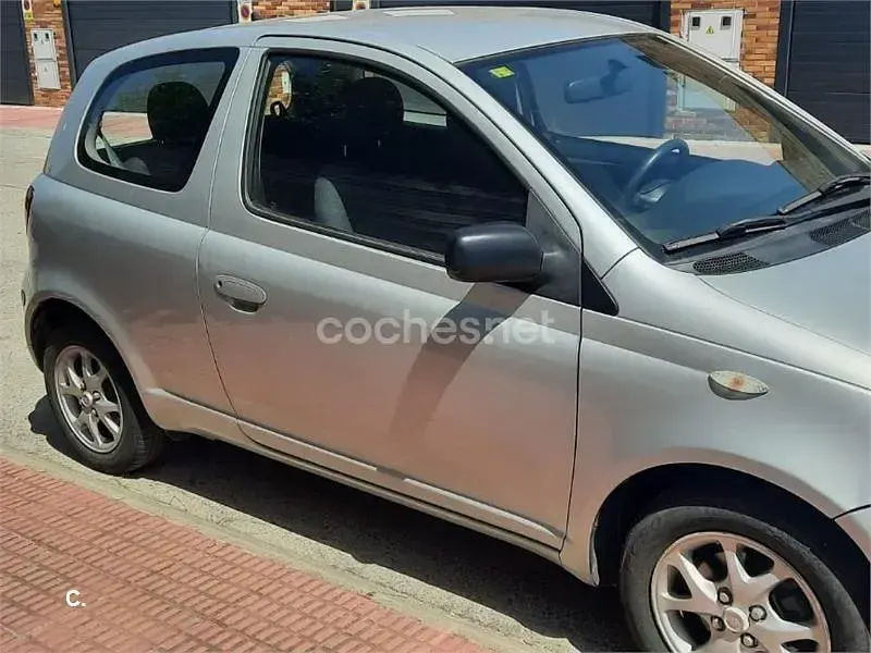 Usado Toyota Yaris Sol 75 CV (55 kW) 2004 Gris / plata Berlina