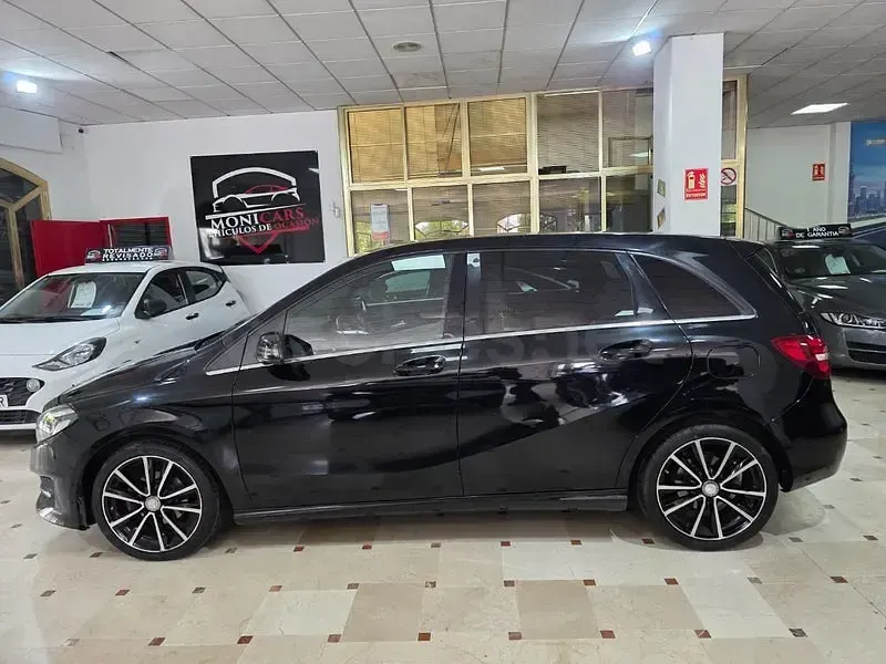 Usado Mercedes B180 109 CV (80 kW) 2017 Negro Utilitario