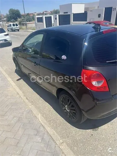 Usado Renault Clio II Authentique 70 CV (51 kW) 2007 Negro Berlina
