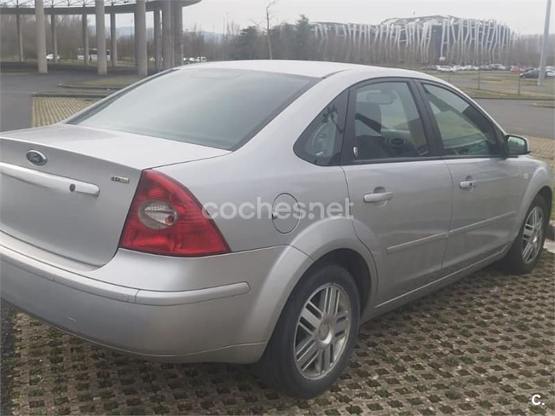 Usado Ford Focus Ghia 109 CV (80 kW) 2006 Gris / plata Berlina