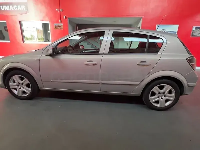 Usado Opel Astra Enjoy 115 CV (84 kW) 2009 Gris / plata Berlina