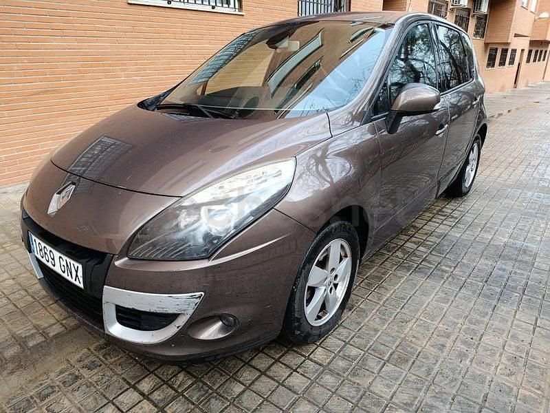 Usado Renault Scénic III Dynamique 130 CV (95 kW) 2010 Marrón Monovolumen